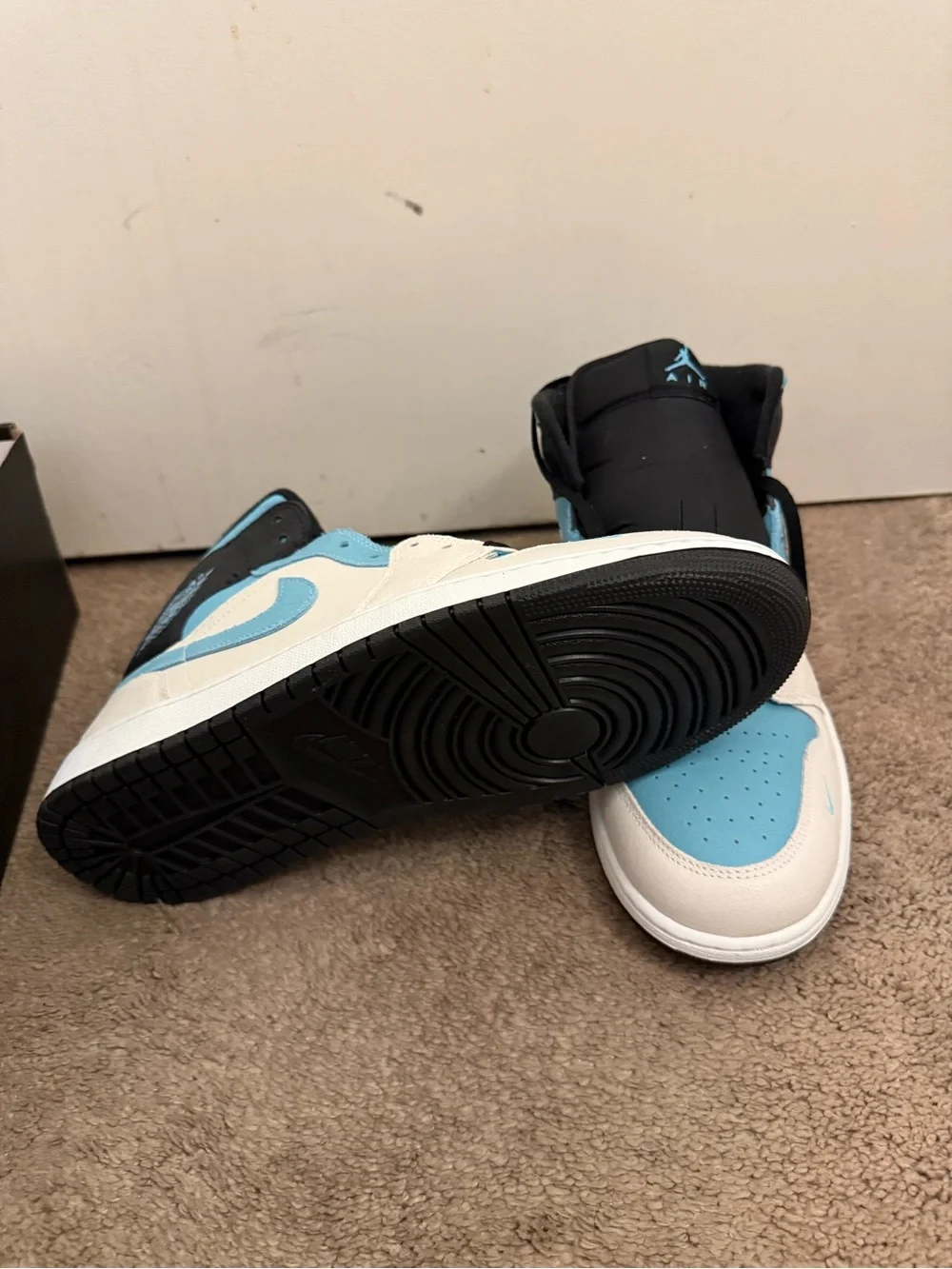 Jordan 1 Mid SE High-Top Sneakers in Light Blue, White & Black Mens Size 12